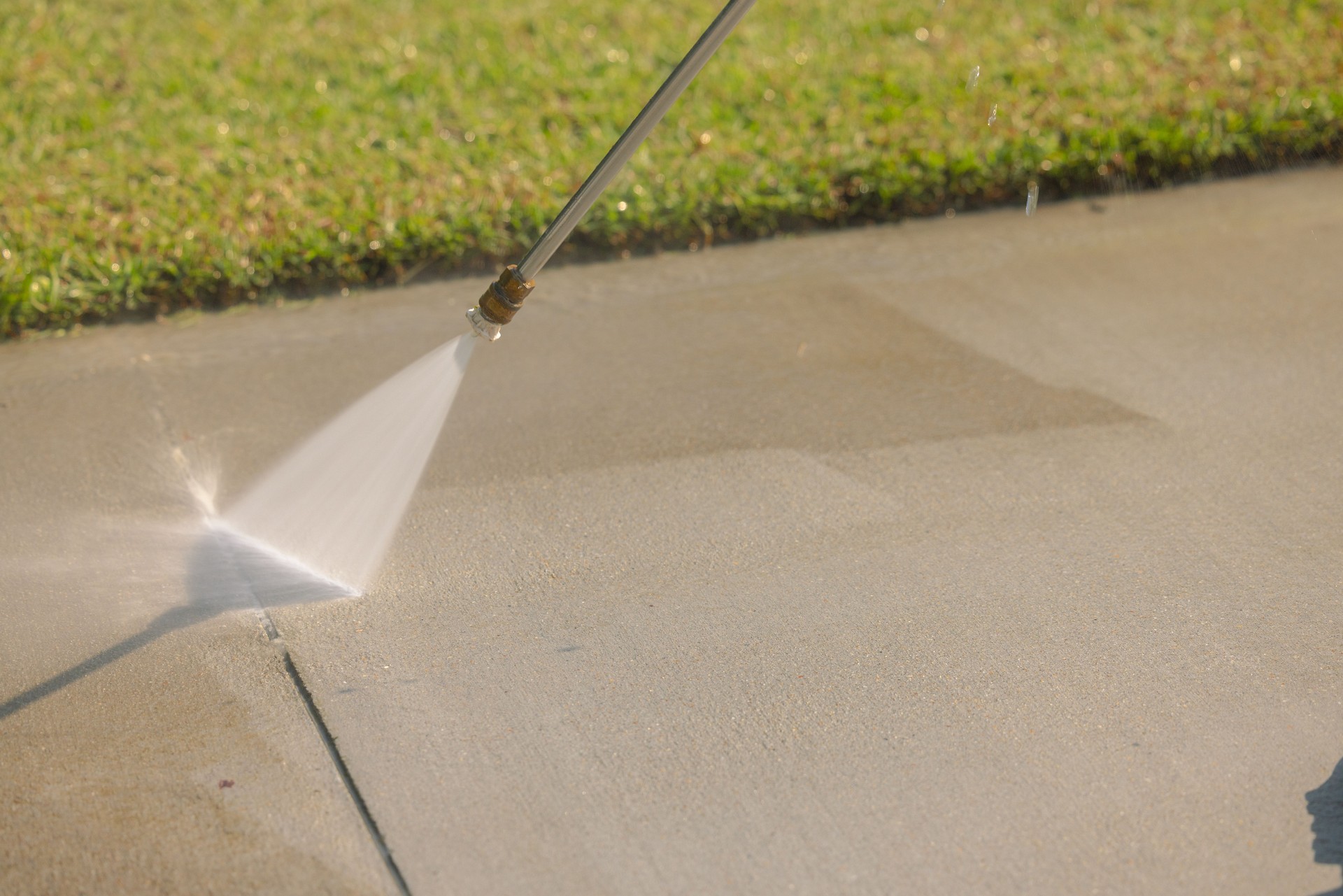 Pressure Washing Driveway - Grass - Clean concrete